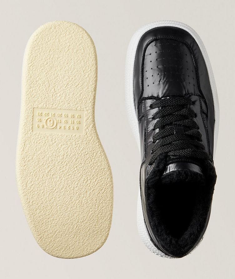 Chaussure sport aux textures variées image 2